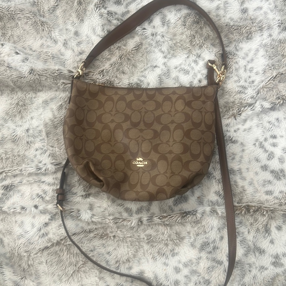 Cutie signature coach bag perfect for the summer!